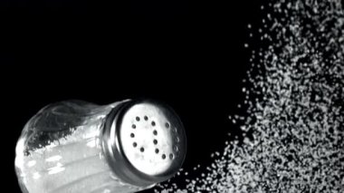 Tuzluk yukarı uçar ve düşer. 1000 fps 'de yüksek hızlı bir kamerayla çekildi. Yüksek kaliteli FullHD görüntüler