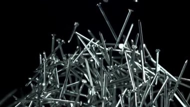 Çiviler uçar ve düşer. 1000 fps 'de yüksek hızlı bir kamerayla çekildi. Yüksek kaliteli FullHD görüntüler