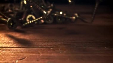 Kendi kendine dokunan vidalar ahşap bir masaya düşer. 1000 fps 'de yüksek hızlı bir kamerayla çekildi. Yüksek kaliteli FullHD görüntüler