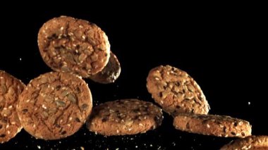 Yulaflı kurabiyeler uçar ve düşer. 1000 fps 'de yüksek hızlı bir kamerayla çekildi. Yüksek kaliteli FullHD görüntüler