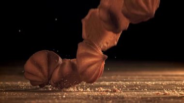 Kurabiyeler ahşap masaya düşer. 1000 fps 'de yüksek hızlı bir kamerayla çekildi. Yüksek kaliteli FullHD görüntüler