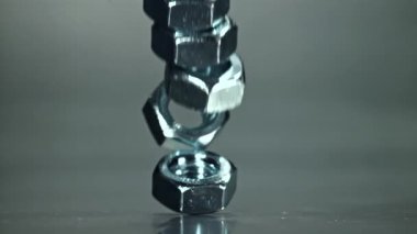 Taşaklar metal bir yüzeye düşer. 1000 fps 'de yüksek hızlı bir kamerayla çekildi. Yüksek kaliteli FullHD görüntüler