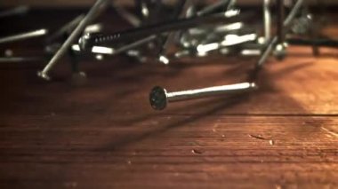 Çiviler ahşap bir masaya düşer. 1000 fps 'de yüksek hızlı bir kamerayla çekildi. Yüksek kaliteli FullHD görüntüler