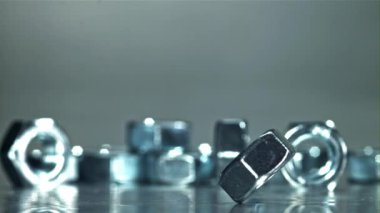 Fındık metal bir masada dönüyor. 1000 fps 'de yüksek hızlı bir kamerayla çekildi. Yüksek kaliteli FullHD görüntüler