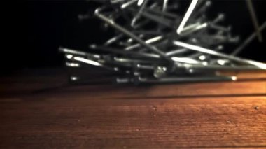 Çiviler ahşap bir masaya düşer. 1000 fps 'de yüksek hızlı bir kamerayla çekildi. Yüksek kaliteli FullHD görüntüler