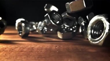 Fındıklar ahşap masaya düşer. 1000 fps 'de yüksek hızlı bir kamerayla çekildi. Yüksek kaliteli FullHD görüntüler
