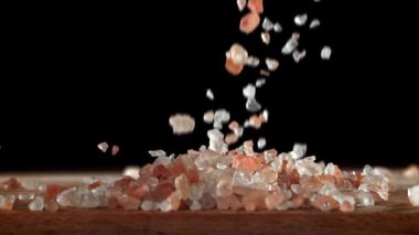 Pembe tuz yukarı aşağı uçar. 1000 fps 'de yüksek hızlı bir kamerayla çekildi. Yüksek kaliteli FullHD görüntüler