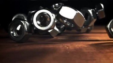 Fındıklar ahşap masaya düşer. 1000 fps 'de yüksek hızlı bir kamerayla çekildi. Yüksek kaliteli FullHD görüntüler