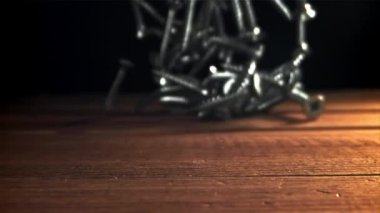 Kendi kendine dokunan vidalar ahşap bir masaya düşer. 1000 fps 'de yüksek hızlı bir kamerayla çekildi. Yüksek kaliteli FullHD görüntüler