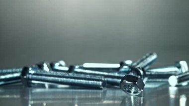 Fındık metal bir masada dönüyor. 1000 fps 'de yüksek hızlı bir kamerayla çekildi. Yüksek kaliteli FullHD görüntüler