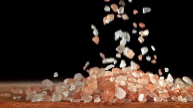 Masaya pembe tuz düşer. 1000 fps 'de yüksek hızlı bir kamerayla çekildi. Yüksek kaliteli FullHD görüntüler