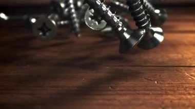 Kendi kendine dokunan vidalar ahşap bir masaya düşer. 1000 fps 'de yüksek hızlı bir kamerayla çekildi. Yüksek kaliteli FullHD görüntüler