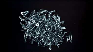 Kendi kendine dokunan vidalar yukarı uçar ve düşer. 1000 fps 'de yüksek hızlı bir kamerayla çekildi. Yüksek kaliteli FullHD görüntüler