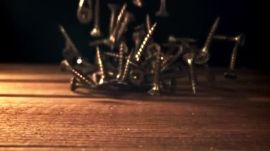 Kendi kendine dokunan vidalar ahşap bir masaya düşer. 1000 fps 'de yüksek hızlı bir kamerayla çekildi. Yüksek kaliteli FullHD görüntüler