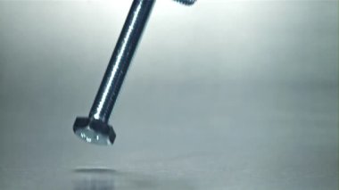 Cıvatalar metal masaya düşer. 1000 fps 'de yüksek hızlı bir kamerayla çekildi. Yüksek kaliteli FullHD görüntüler