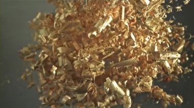 Talaş yukarı aşağı uçuyor. 1000 fps 'de yüksek hızlı bir kamerayla çekildi. Yüksek kaliteli FullHD görüntüler