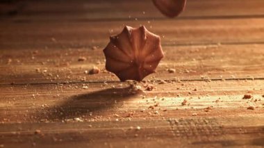 Kurabiyeler ahşap masaya düşer. 1000 fps 'de yüksek hızlı bir kamerayla çekildi. Yüksek kaliteli FullHD görüntüler