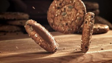 Yulaf ezmeli kurabiyeler tahtaya düşer. 1000 fps 'de yüksek hızlı bir kamerayla çekildi. Yüksek kaliteli FullHD görüntüler