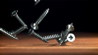 Kendi kendine dokunan vidalar ahşap bir masaya düşer. 1000 fps 'de yüksek hızlı bir kamerayla çekildi. Yüksek kaliteli FullHD görüntüler