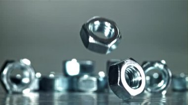 Taşaklar metal bir yüzeye düşer. 1000 fps 'de yüksek hızlı bir kamerayla çekildi. Yüksek kaliteli FullHD görüntüler