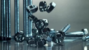 Taşaklar metal bir yüzeye düşer. 1000 fps 'de yüksek hızlı bir kamerayla çekildi. Yüksek kaliteli FullHD görüntüler