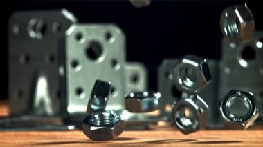 Fındıklar ahşap yüzeye düşer. 1000 fps 'de yüksek hızlı bir kamerayla çekildi. Yüksek kaliteli FullHD görüntüler
