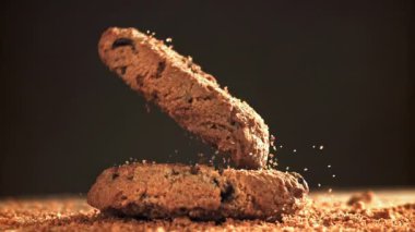 Yulaf ezmeli kurabiyeler tahtaya düşer. 1000 fps 'de yüksek hızlı bir kamerayla çekildi. Yüksek kaliteli FullHD görüntüler