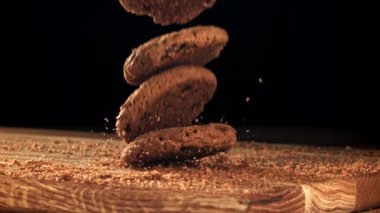 Yulaf ezmeli kurabiyeler tahtaya düşer. 1000 fps 'de yüksek hızlı bir kamerayla çekildi. Yüksek kaliteli FullHD görüntüler