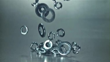Metal temizleyiciler masaya düşer. 1000 fps 'de yüksek hızlı bir kamerayla çekildi. Yüksek kaliteli FullHD görüntüler