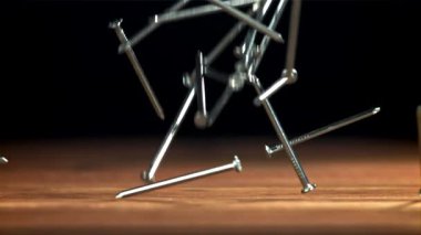 Marangozların üzerine çiviler düşer. 1000 fps 'de yüksek hızlı bir kamerayla çekildi. Yüksek kaliteli FullHD görüntüler