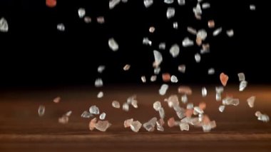 Masaya pembe tuz düşer. 1000 fps 'de yüksek hızlı bir kamerayla çekildi. Yüksek kaliteli FullHD görüntüler