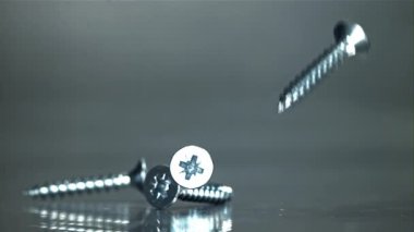 Kendini beceren vidalar metal bir masaya düşer. 1000 fps 'de yüksek hızlı bir kamerayla çekildi. Yüksek kaliteli FullHD görüntüler