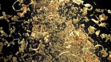 Talaş yukarı aşağı uçuyor. 1000 fps 'de yüksek hızlı bir kamerayla çekildi. Yüksek kaliteli FullHD görüntüler