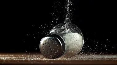 Tuz, tuzluğa düşer. 1000 fps 'de yüksek hızlı bir kamerayla çekildi. Yüksek kaliteli FullHD görüntüler