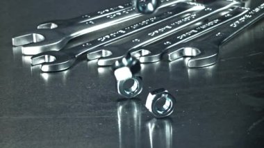 Taşaklar metal bir yüzeye düşer. 1000 fps 'de yüksek hızlı bir kamerayla çekildi. Yüksek kaliteli FullHD görüntüler