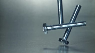 Cıvatalar metal masaya düşer. 1000 fps 'de yüksek hızlı bir kamerayla çekildi. Yüksek kaliteli FullHD görüntüler
