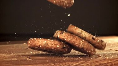 Yulaf ezmeli kurabiyeler tahtaya düşer. 1000 fps 'de yüksek hızlı bir kamerayla çekildi. Yüksek kaliteli FullHD görüntüler