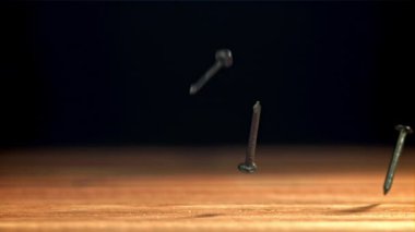 Marangozların üzerine çiviler düşer. 1000 fps 'de yüksek hızlı bir kamerayla çekildi. Yüksek kaliteli FullHD görüntüler