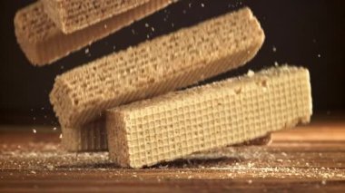 Waffle 'lar ahşap bir masaya düşer. 1000 fps 'de yüksek hızlı bir kamerayla çekildi. Yüksek kaliteli FullHD görüntüler