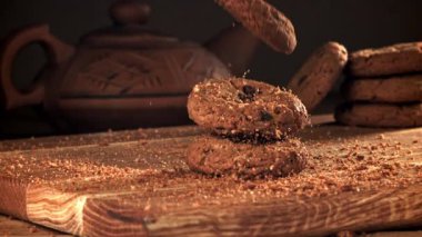 Yulaf ezmeli kurabiyeler tahtaya düşer. 1000 fps 'de yüksek hızlı bir kamerayla çekildi. Yüksek kaliteli FullHD görüntüler