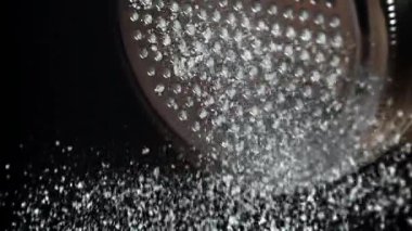 Tuz, tuzluktan dökülüyor. 1000 fps 'de yüksek hızlı bir kamerayla çekildi. Yüksek kaliteli FullHD görüntüler