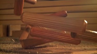 Tahta bağlayıcılar masaya düşer. 1000 fps 'de yüksek hızlı bir kamerayla çekildi. Yüksek kaliteli FullHD görüntüler