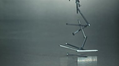 Çiviler metal bir masaya düşer. 1000 fps 'de yüksek hızlı bir kamerayla çekildi. Yüksek kaliteli FullHD görüntüler