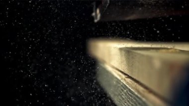 Bir marangoz ahşap bir kalas kumlar. 1000 fps 'de yüksek hızlı bir kamerayla çekildi. Yüksek kaliteli FullHD görüntüler