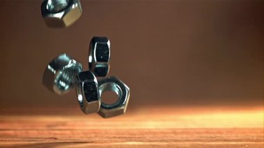 Fındıklar ahşap yüzeye düşer. 1000 fps 'de yüksek hızlı bir kamerayla çekildi. Yüksek kaliteli FullHD görüntüler