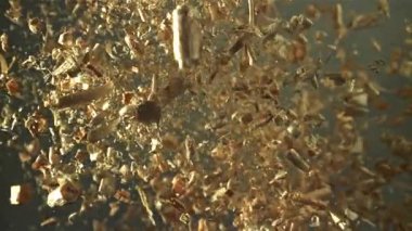 Talaş yukarı aşağı uçuyor. 1000 fps 'de yüksek hızlı bir kamerayla çekildi. Yüksek kaliteli FullHD görüntüler