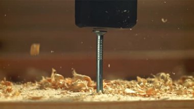 Marangoz tahtaya çivi çakıyor. 1000 fps 'de yüksek hızlı bir kamerayla çekildi. Yüksek kaliteli FullHD görüntüler