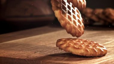 Kurabiyeler ahşap masaya düşer. 1000 fps 'de yüksek hızlı bir kamerayla çekildi. Yüksek kaliteli FullHD görüntüler
