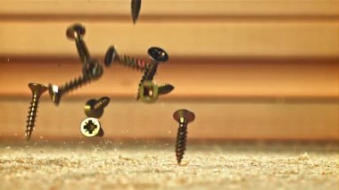 Kendi kendine dokunan vidalar ahşap bir yüzeye düşer. 1000 fps 'de yüksek hızlı bir kamerayla çekildi. Yüksek kaliteli FullHD görüntüler