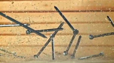 Çiviler ana masaya düşer. 1000 fps 'de yüksek hızlı bir kamerayla çekildi. Yüksek kaliteli FullHD görüntüler